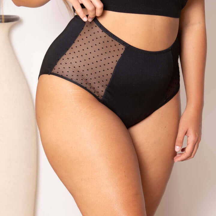  maximum absorbency for complete protection and optimal security, allowing you to go about your day with peace of mind. Our menstrual underwear is made with highly absorbent and breathable materials, offering an effective barrier against leaks. They are also odor-resistant, ensuring you feel fresh throughout your cycle. Plus, their elegant and discreet design adapts to all your daily needs.